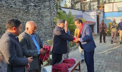 चुनावको मुखैमा एमाले रामेछापलाई धक्का, रामकृष्ण लामा सहित ४२ जना माओवादीमा प्रवेश