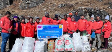 ‘पर्यटन प्रवद्धनमा हाम्रो दृष्टि, सफा राखौँ आफ्नो सृष्टि’ भन्ने नाराका साथ न्यू भिजन नेपाल जुट्यो सरसफाइमा