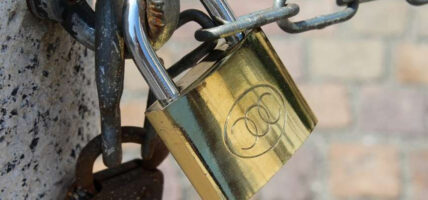 तुलसीपुरको कार्यालयमा ताला लगाउँदा भित्रै कर्मचारी थुनिए