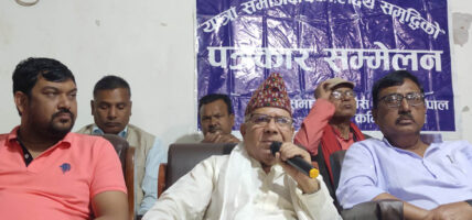 लडाकु वा अरु कोही पीडितलाई रकम दिँदै जाने तरिका ठिक होइनः माधव नेपाल