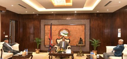 बालुवाटारमा प्रचण्ड, देउवा र ओलीबीच भेटवार्ता