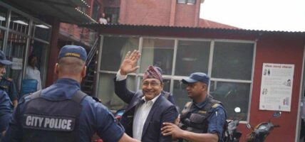 हात हल्लाउँदै टोपबहादुर बयान दिन सरकारी वकिल कार्यालयमा