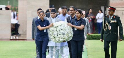 गान्धीको समाधिस्थलमा प्रधानमन्त्री दाहालद्वारा पुष्पगुच्छा अर्पण