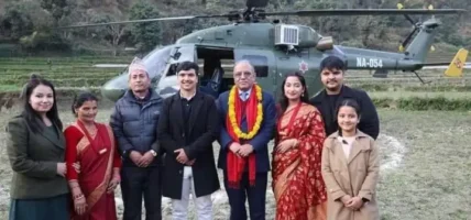 सेनाको हेलिकोप्टर अगाडि प्रचण्ड परिवारको फोटो भाइरल,सामाजिक सन्जालमा आलोचना